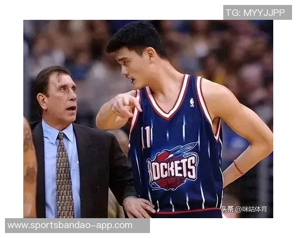 姚明NBA首秀表现平平10分36秒仅得0分2板3犯规令人惋惜